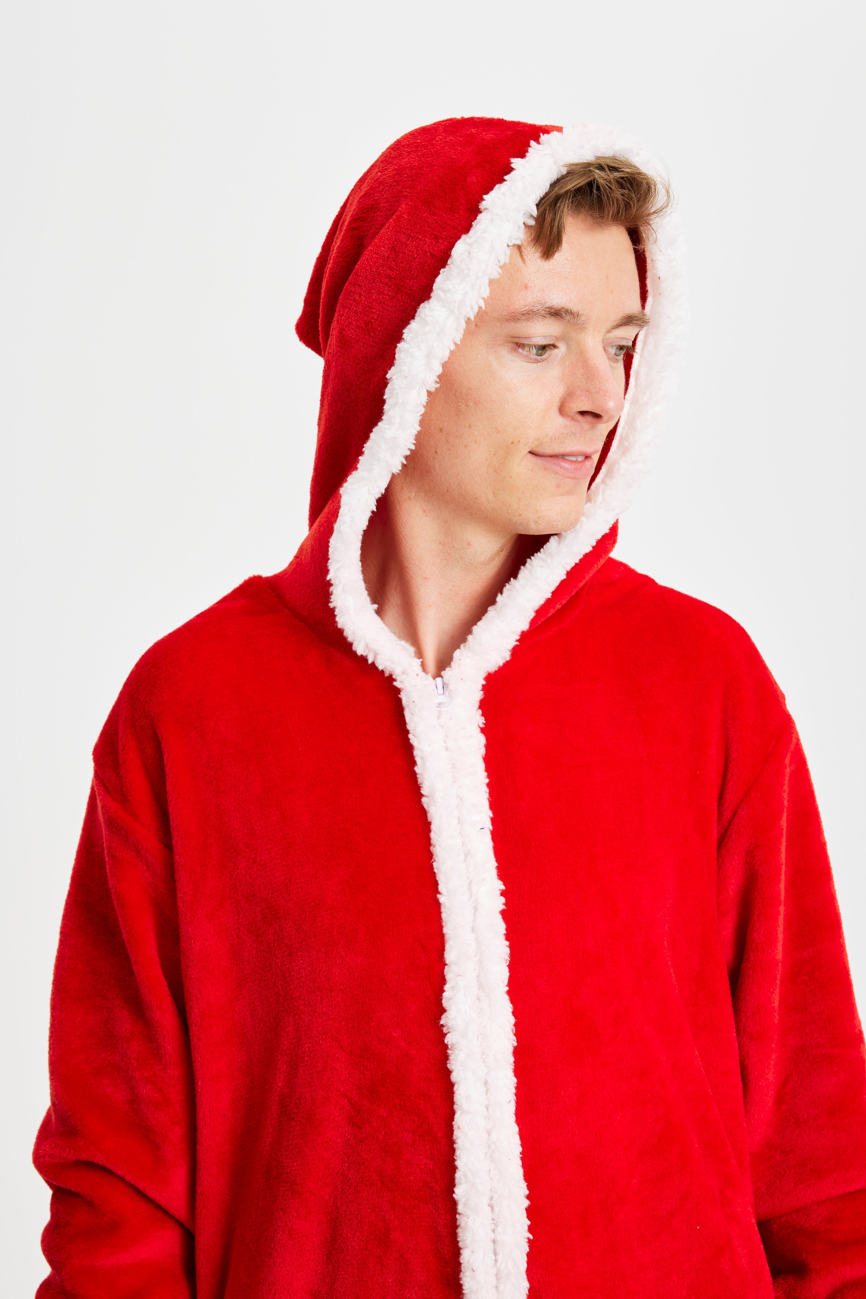 Un homme habillé en Père Noël qui prend la pose.
